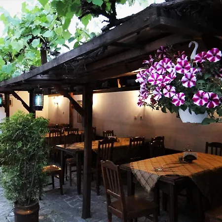 за гости The Old House Hotel