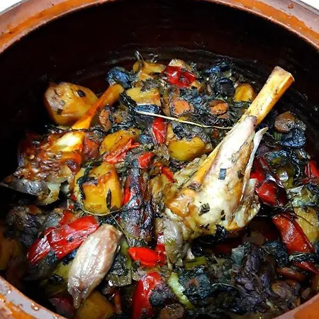 за гости The Old House Hotel