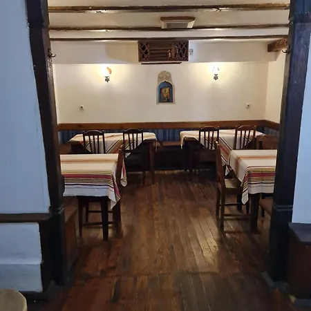за гости The Old House Hotel 3*