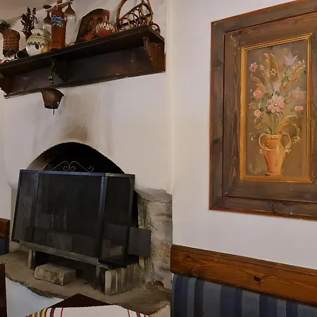 за гости The Old House Hotel