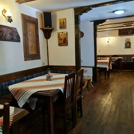 за гости The Old House Hotel