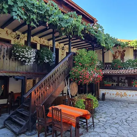 за гости The Old House Hotel